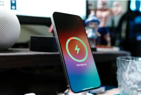 青山苹果15换屏服务分享用什么充电器给iPhone15充电更好 
